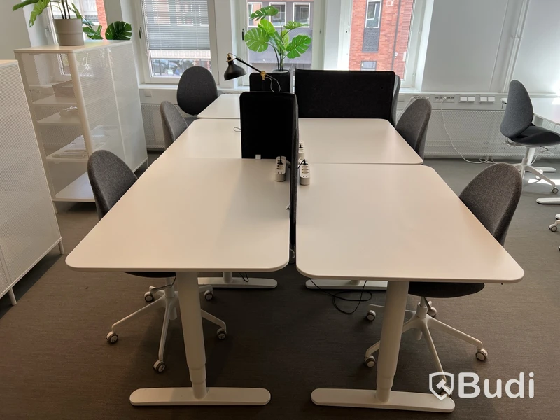 6 st höj-och sänkbara bord bekant ikea, 6 st kontorsstolar, 1 st lampor och 3 st skärmväggar