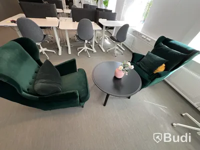2 st fåtöljer och 1 st bord