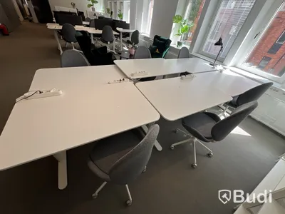6 st höj-och sänkbara bord bekant ikea, 6 st kontorsstolar och 1 st lampor