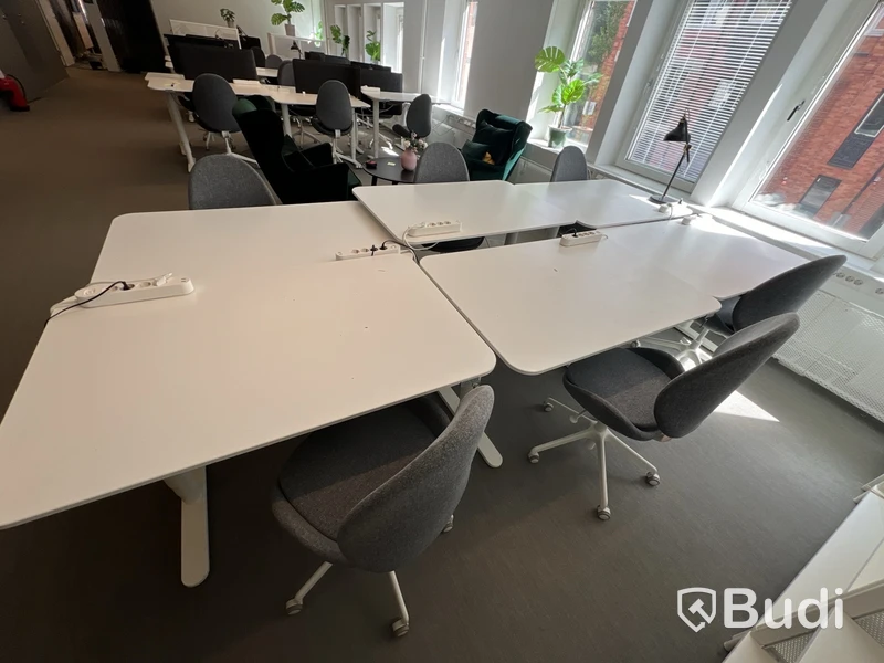6 st höj-och sänkbara bord bekant ikea, 6 st kontorsstolar och 1 st lampor