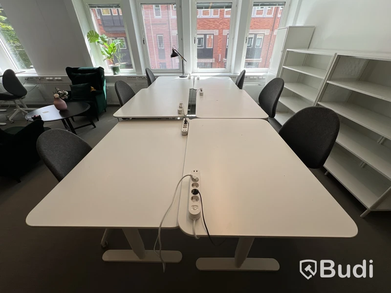 6 st höj-och sänkbara bord bekant ikea, 6 st kontorsstolar och 1 st lampor