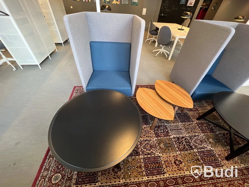 2 fåtöljer, 2 småbord, 2 runda bord och matta
