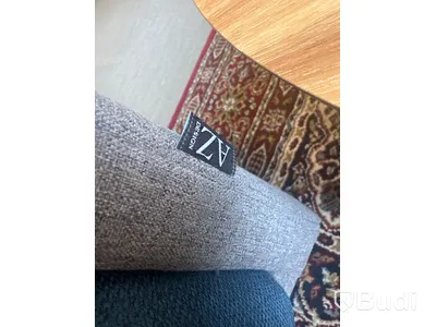 2 fåtöljer, 2 småbord, 2 runda bord och matta
