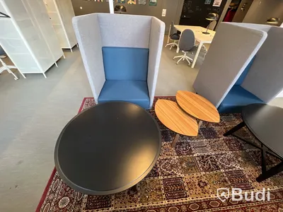2 fåtöljer, 2 småbord, 2 runda bord och matta