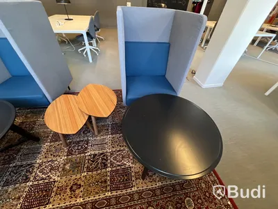 2 fåtöljer, 2 småbord, 2 runda bord och matta