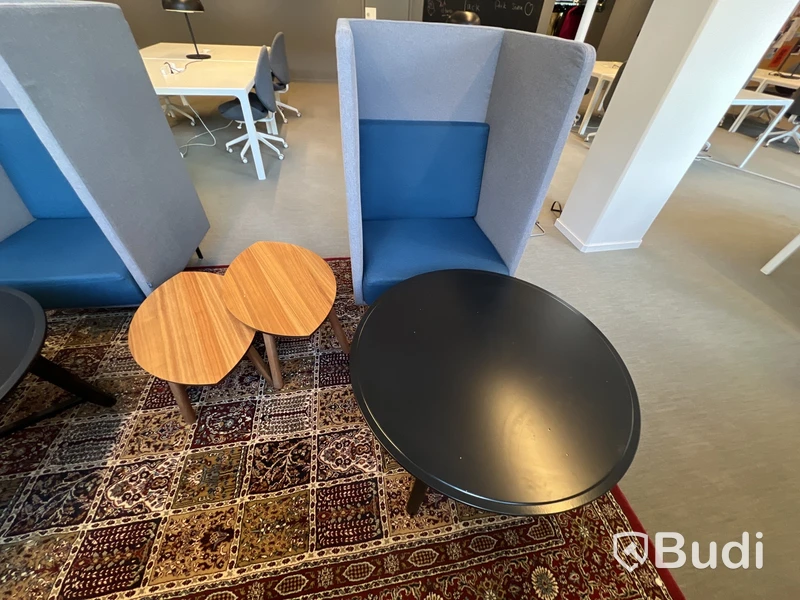 2 fåtöljer, 2 småbord, 2 runda bord och matta