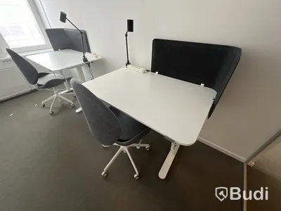 2 st höj- och sänkbara bord bekant ikea, 2 st kontorsstolar, 2 lampor och 2 väggskärmar - split