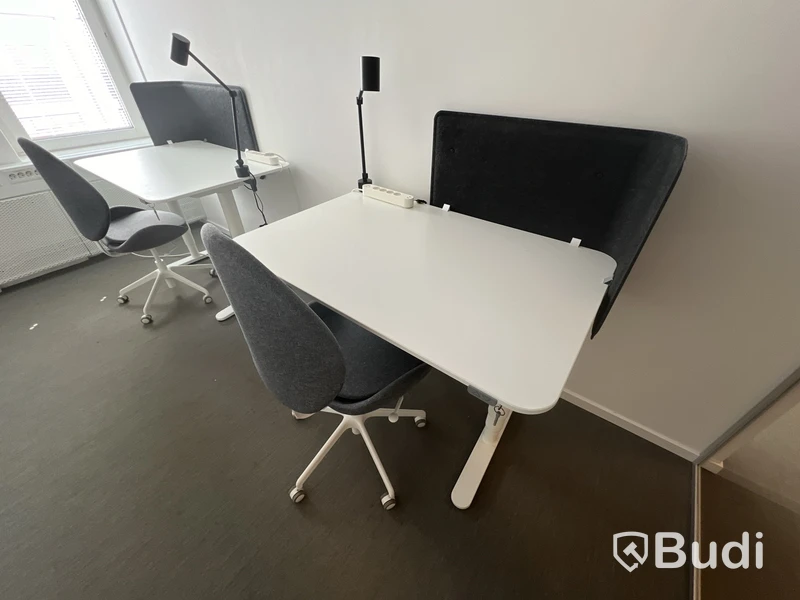 2 st höj- och sänkbara bord bekant ikea, 2 st kontorsstolar, 2 lampor och 2 väggskärmar - split