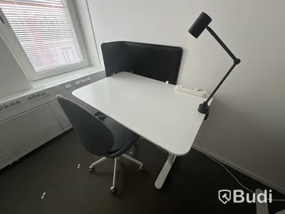 2 st höj- och sänkbara bord bekant ikea, 2 st kontorsstolar, 2 lampor och 2 väggskärmar - split