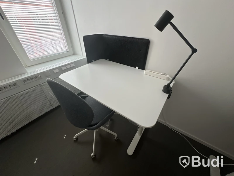 2 st höj- och sänkbara bord bekant ikea, 2 st kontorsstolar, 2 lampor och 2 väggskärmar - split
