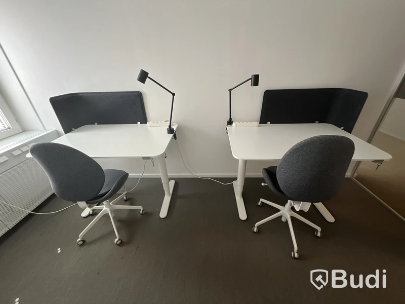 2 st höj- och sänkbara bord bekant ikea, 2 st kontorsstolar, 2 lampor och 2 väggskärmar - split
