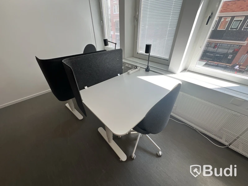 2 st höj- och sänkbara bord bekant ikea, 2 st kontorsstolar, 2 lampor och 2 väggskärmar
