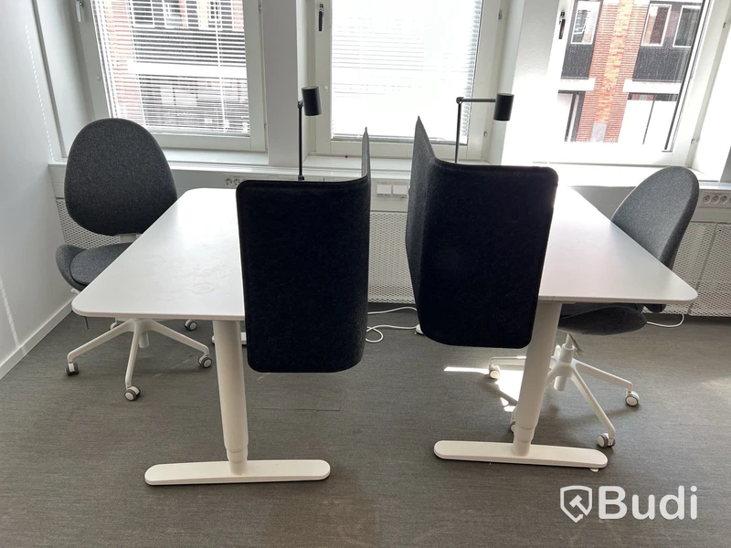 2 st höj- och sänkbara bord bekant ikea, 2 st kontorsstolar, 2 lampor och 2 väggskärmar