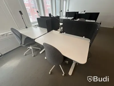 4 st höj-och sänkbara bord, 4 st kontorsstolar, 4 väggskärmar och 4 st lampor