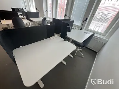 4 st höj-och sänkbara bord, 2 st kontorsstolar, 4 väggskärmar och 4 st lampor
