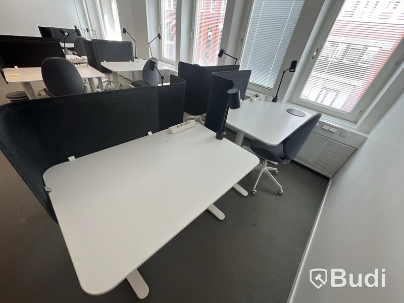 4 st höj-och sänkbara bord, 2 st kontorsstolar, 4 väggskärmar och 4 st lampor