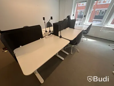 6 st höj-och sänkbara bord bekant ikea, 4 st kontorsstolar, 6 st lampor och 6 st skärmväggar
