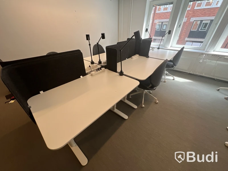 6 st höj-och sänkbara bord bekant ikea, 4 st kontorsstolar, 6 st lampor och 6 st skärmväggar