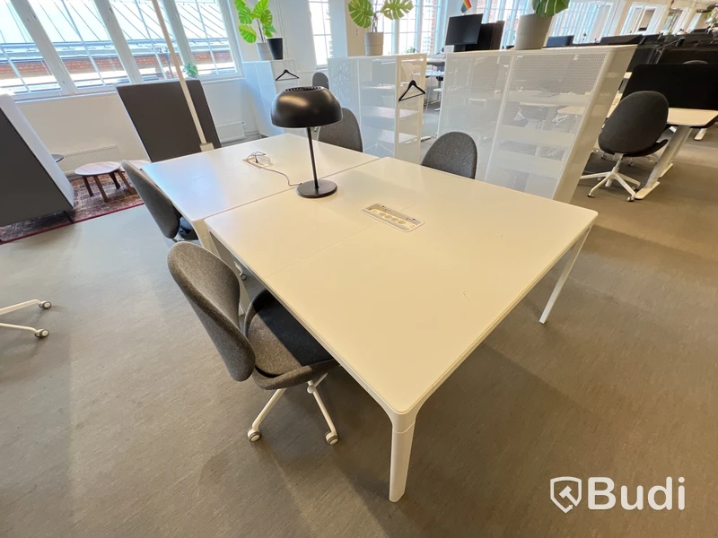 2 konferensbord, 4 st kontorsstolar och 1 lampa