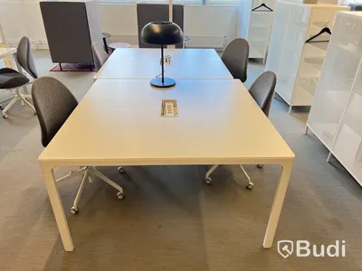 2 konferensbord, 4 st kontorsstolar och 1 lampa