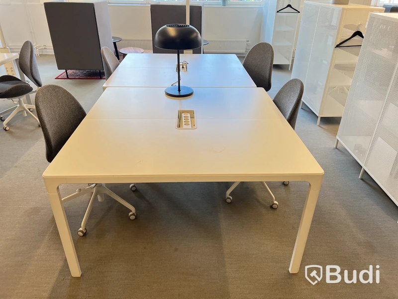 2 konferensbord, 4 st kontorsstolar och 1 lampa