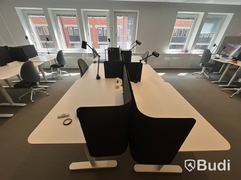 6 st höj-och sänkbara bord bekant ikea, 3 st kontorsstolar, 6 st lampor och 5 st skärmväggar