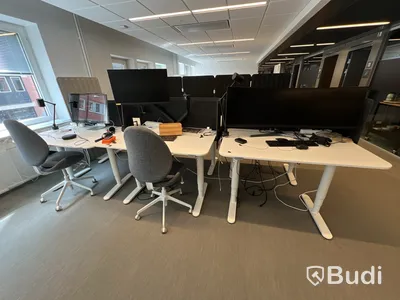 6 st höj-och sänkbara bord bekant ikea, 2 st kontorsstolar, 6 st lampor, 6 st skärmväggar och 1 golvskärm