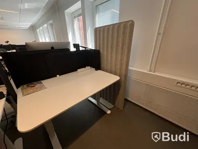 6 st höj-och sänkbara bord bekant ikea, 2 st kontorsstolar, 6 st lampor, 6 st skärmväggar och 1 golvskärm