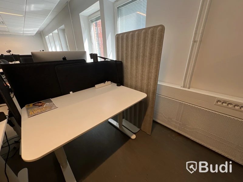 6 st höj-och sänkbara bord bekant ikea, 2 st kontorsstolar, 6 st lampor, 6 st skärmväggar och 1 golvskärm