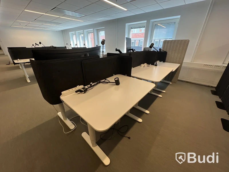 6 st höj-och sänkbara bord bekant ikea, 2 st kontorsstolar, 6 st lampor, 6 st skärmväggar och 1 golvskärm