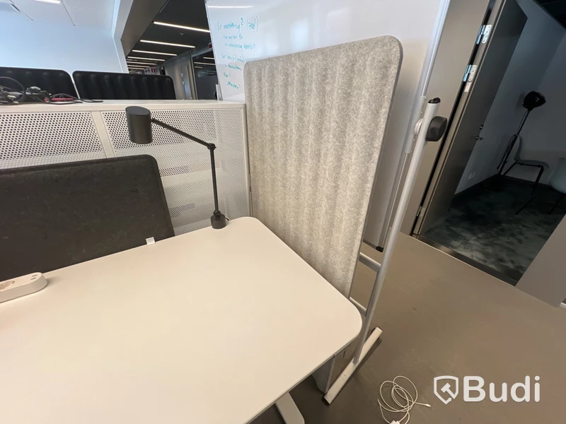 5 st höj-och sänkbara bord, 4 st kontorsstolar, 5 st väggskärmar, 1 golvskärm och 5 st lampor