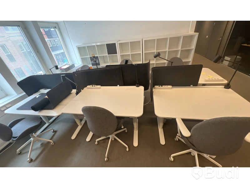 6 st höj-och sänkbara bord bekant ikea, 6 st kontorsstolar, 6 st lampor och 6 st skärmväggar
