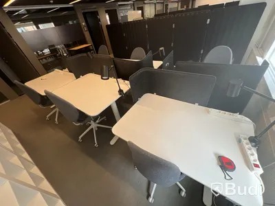 6 st höj-och sänkbara bord bekant ikea, 6 st kontorsstolar, 6 st lampor och 6 st skärmväggar