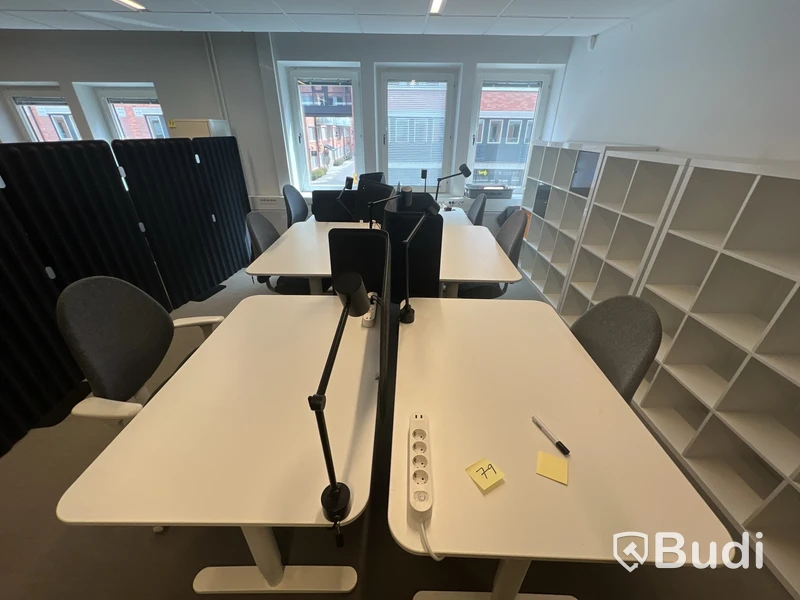 6 st höj-och sänkbara bord bekant ikea, 6 st kontorsstolar, 6 st lampor och 6 st skärmväggar