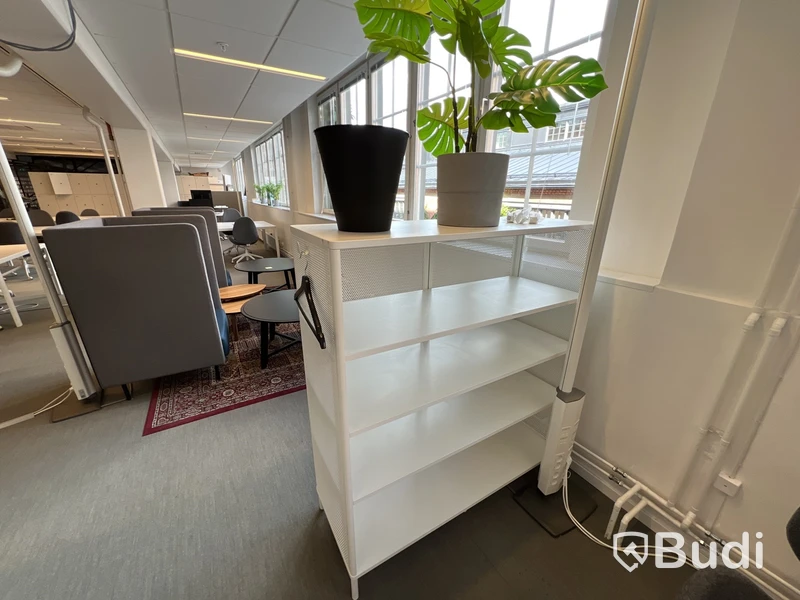 3 st. Hyllor, bekant Ikea, och 3 st. plastväxter