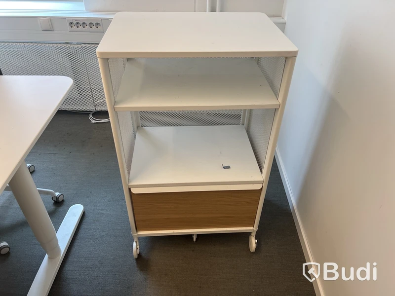 2 st höj- och sänkbara bord bekant ikea, 2 st kontorsstolar, 2 lampor och 1 hylla
