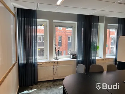 1 st Konferensbord, 8 st stolar, mörkgrön tavla, 5 st gardiner grå/blå olika längd, 1 lampa, 1 plastväxt och 1 vas