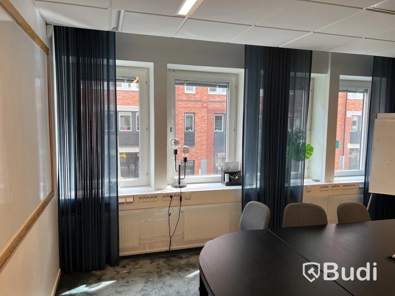 1 st Konferensbord, 8 st stolar, mörkgrön tavla, 5 st gardiner grå/blå olika längd, 1 lampa, 1 plastväxt och 1 vas