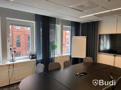 1 st Konferensbord, 8 st stolar, mörkgrön tavla, 5 st gardiner grå/blå olika längd, 1 lampa, 1 plastväxt och 1 vas