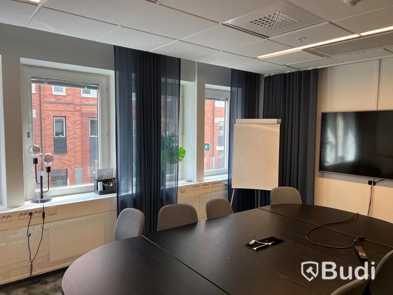 1 st Konferensbord, 8 st stolar, mörkgrön tavla, 5 st gardiner grå/blå olika längd, 1 lampa, 1 plastväxt och 1 vas