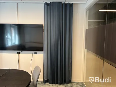1 st Konferensbord, 8 st stolar, mörkgrön tavla, 5 st gardiner grå/blå olika längd, 1 lampa, 1 plastväxt och 1 vas
