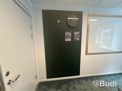 1 st Konferensbord, 8 st stolar, mörkgrön tavla, 5 st gardiner grå/blå olika längd, 1 lampa, 1 plastväxt och 1 vas