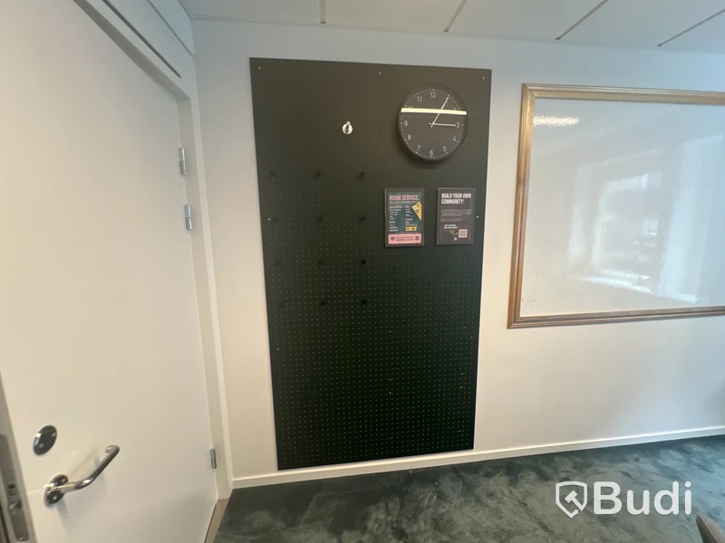 1 st Konferensbord, 8 st stolar, mörkgrön tavla, 5 st gardiner grå/blå olika längd, 1 lampa, 1 plastväxt och 1 vas