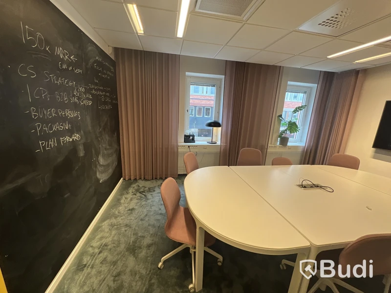 Konferensbord, 8 stolar, 5 st gardiner olika längd, gul tavla, 2 st griffeltavlor, 1 lampa och 1 plastväxt