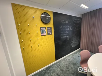 Konferensbord, 8 stolar, 5 st gardiner olika längd, gul tavla, 2 st griffeltavlor, 1 lampa och 1 plastväxt