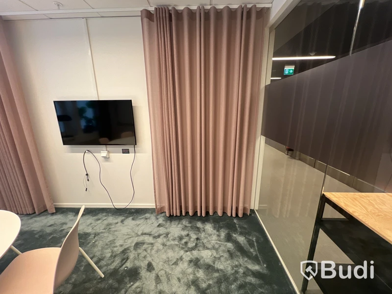 Bord, 5 st stolar, 1 gul tavla, 4 st gardiner olika längd, 1 lampa, 1 plastväxt och 1 vas