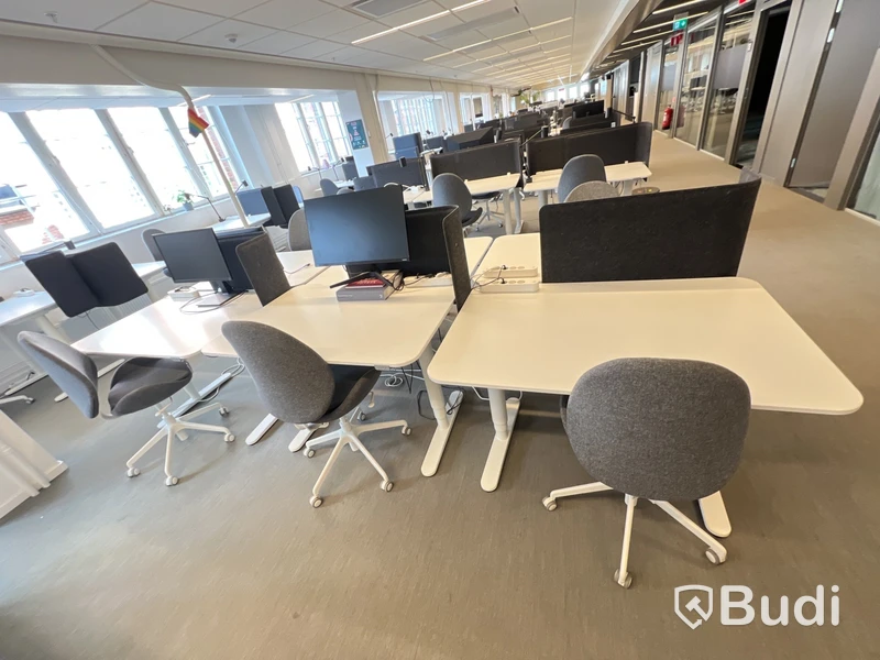 6 st höj-och sänkbara bord bekant ikea, 6 st kontorsstolar och 3 st skärmväggar