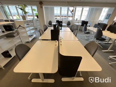 6 st höj-och sänkbara bord bekant ikea, 6 st kontorsstolar och 3 st skärmväggar