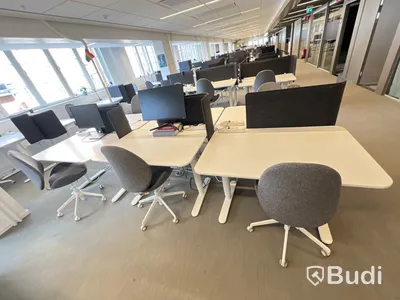6 st höj-och sänkbara bord bekant ikea, 6 st kontorsstolar och 3 st skärmväggar
