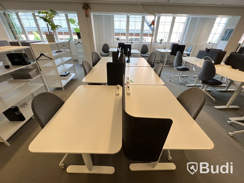 6 st höj-och sänkbara bord bekant ikea, 6 st kontorsstolar och 3 st skärmväggar